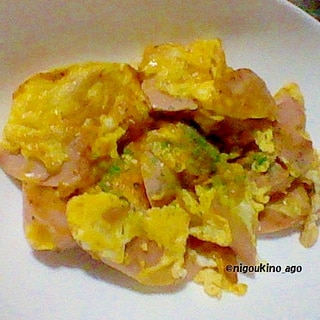 朝食にも、卵2個と魚肉ソーセージの炒め物。